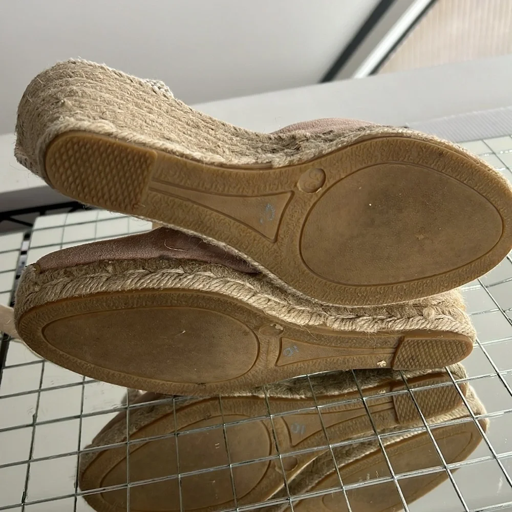 Andre Assous Sz 39 Wedge Espadrille Suede Jute Wrap Around Sandal